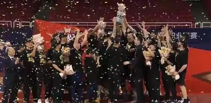 这是什么样的朋友？听说自己的朋友在捐款，而且是捐100万，自己便也跟着捐100万？这人怕不是有病吧，要不然就是太有钱了，烧的慌。